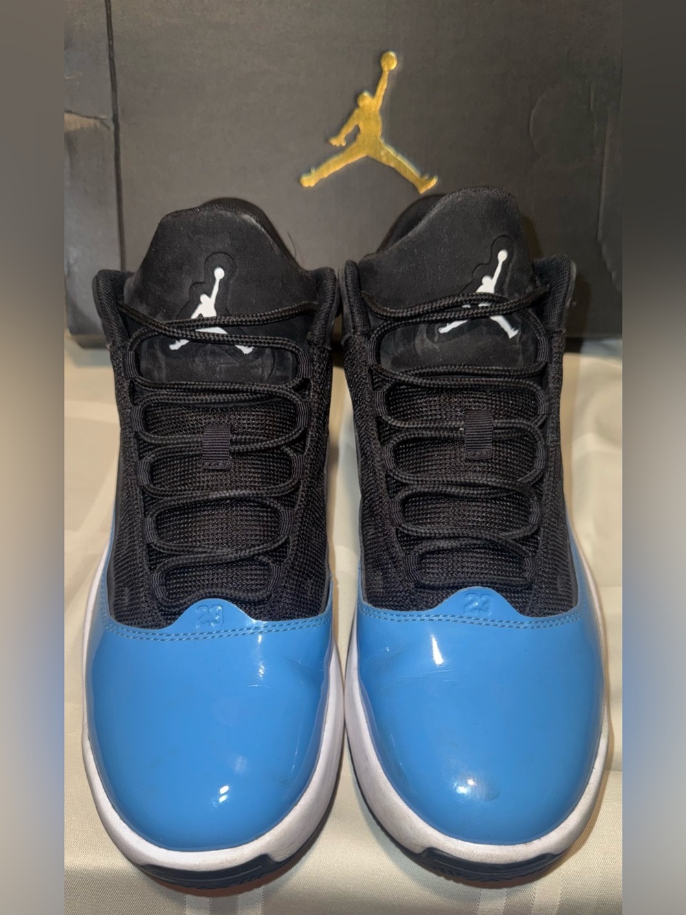 Nike Air Jordan Max Aura 2 in Black and University Blue Men’s 9.5 - Picture 2 of 8